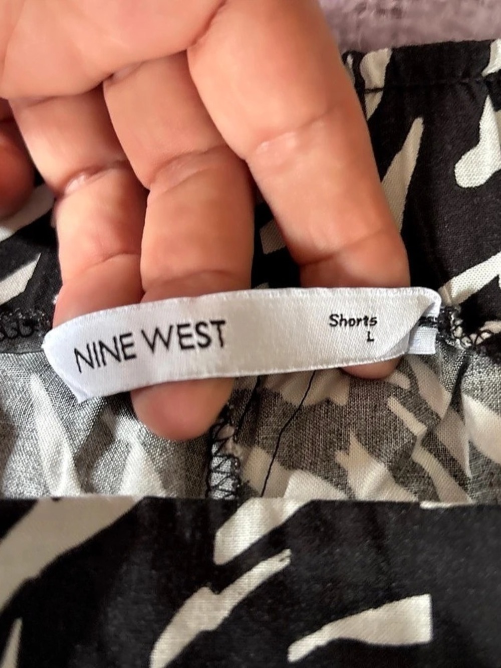 Nine West Abstract Shorts in Black & White Size Large